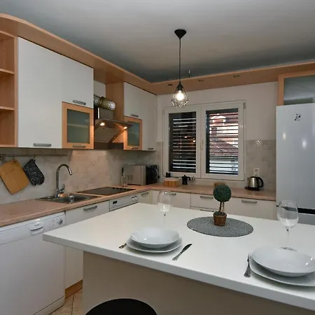 Family Sara アパート ザダル