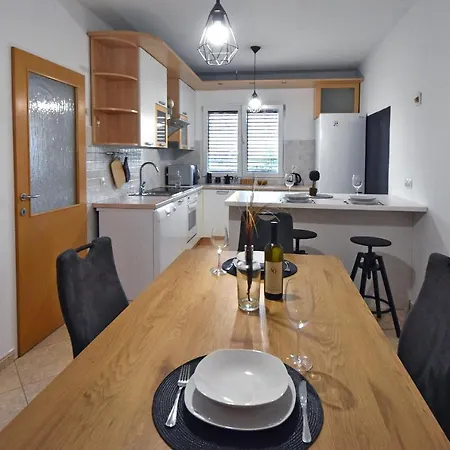 Family Sara ザダル